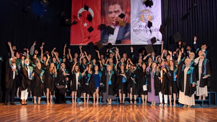 Selçuk Üniversitesi Mimarlık ve Tasarım Fakültesinde mezuniyet heyecanı